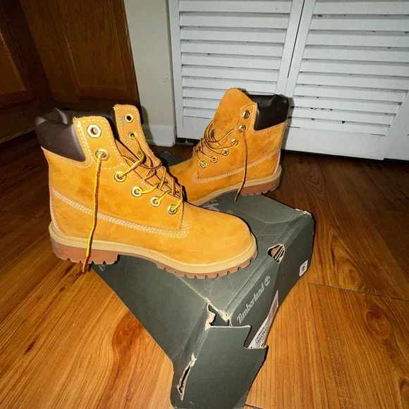 Timberland Boys Classic Wheat Boots - Picture 2 of 6